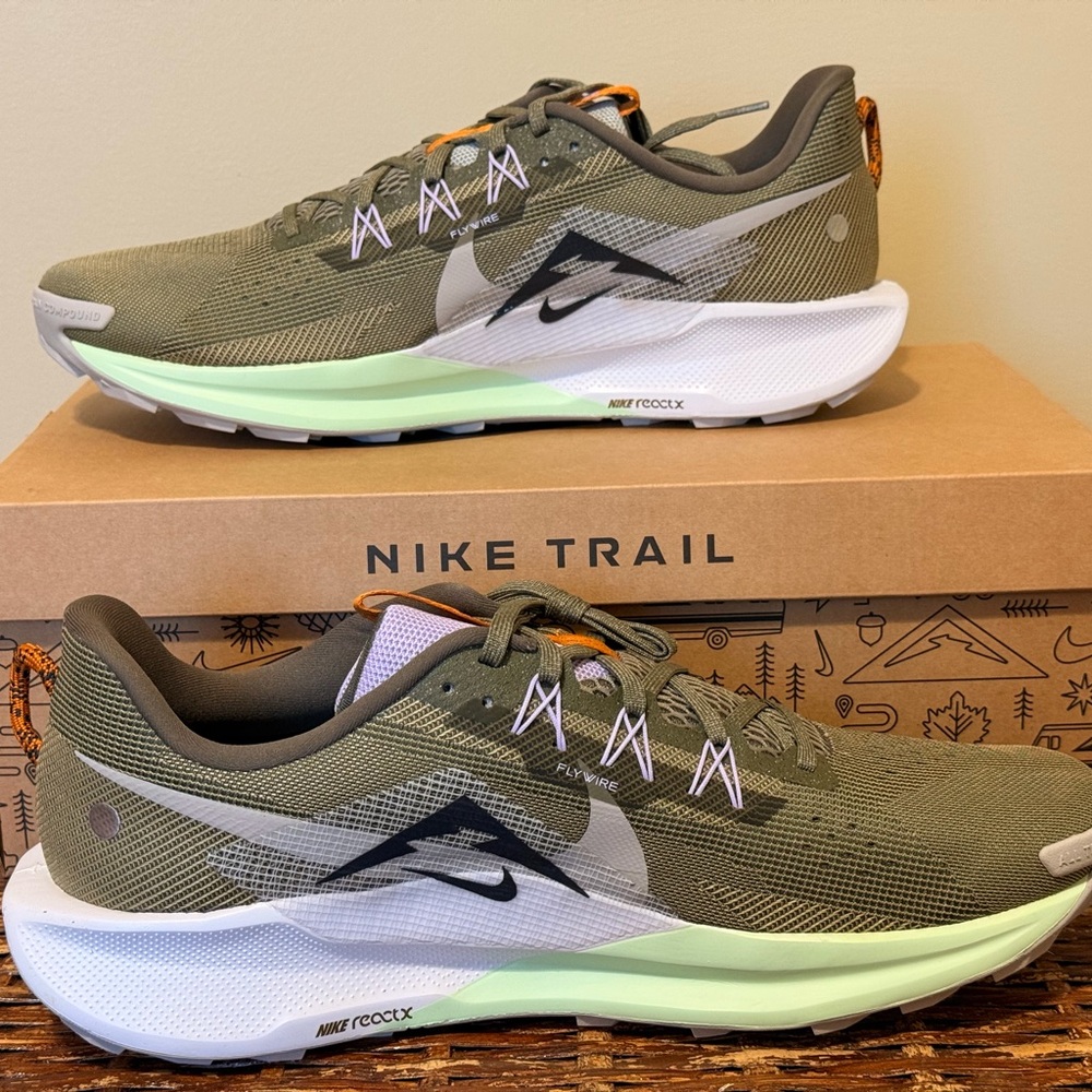 Nike Trail Men's Green and White Running Shoes